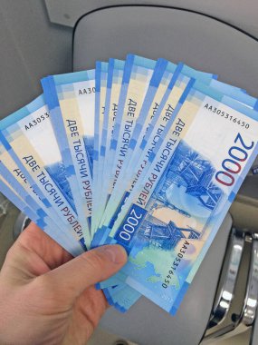 İki bin Rus rublesi içinde yeni banknotlar.