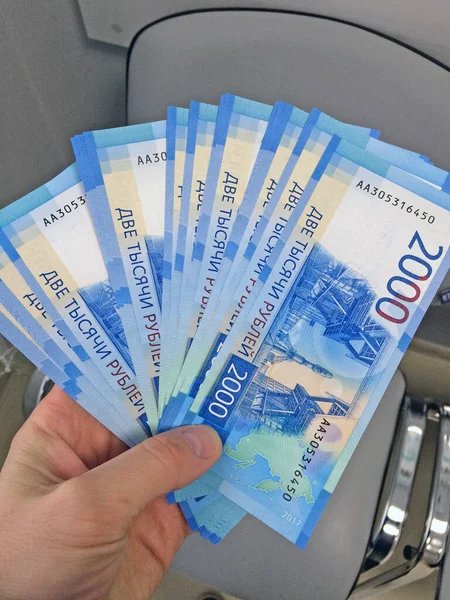 İki bin Rus rublesi içinde yeni banknotlar.
