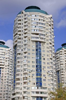 Moskova 'daki modern apartman kulesi.