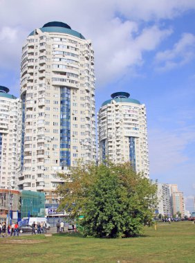 Moskova 'daki modern apartman kulesi.