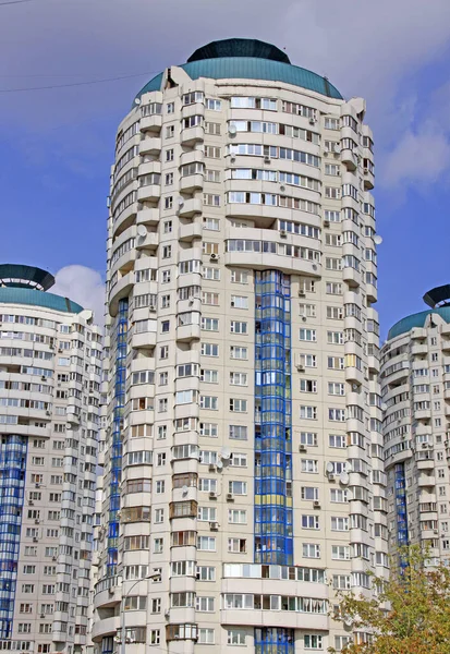 モスクワの街にある現代的な住宅のアパートの建物の塔 — ストック写真