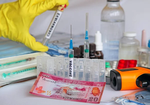 Laboratuvarda koronavirüse karşı yapılan aşı.