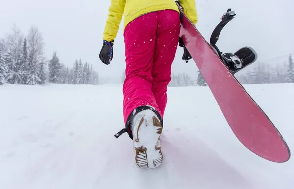 Mujer en un traje de snowboarder rosa —  Fotos de Stock
