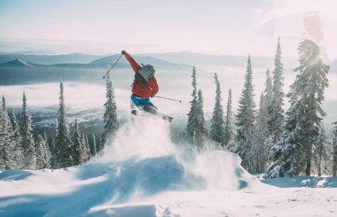 yüksek dağlarda kayakçı