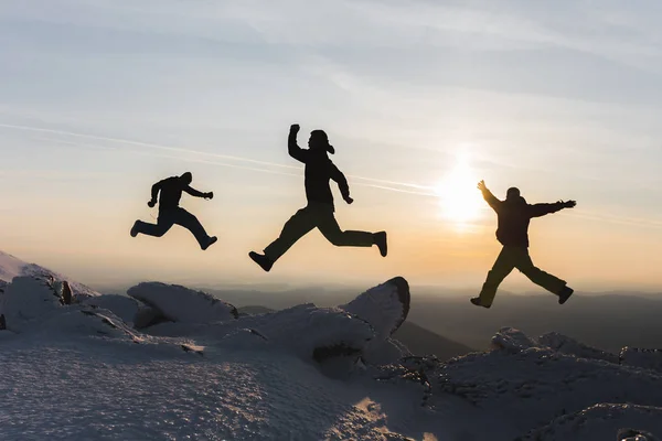 dağ tepe üzerinde takım