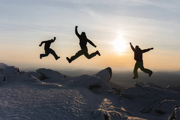 dağ tepe üzerinde takım