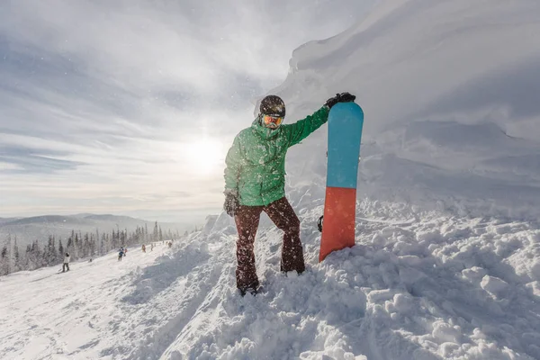 Snowboardista a na hoře — Stock fotografie