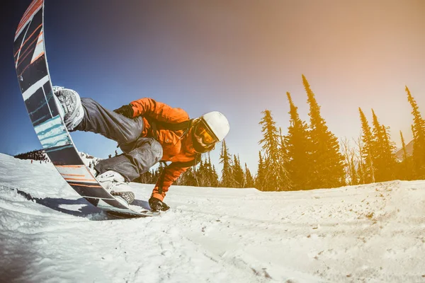 Dziewczyna zabawy na snowboardzie — Zdjęcie stockowe