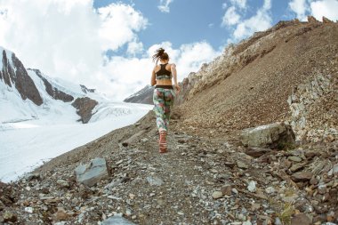 dağ tepe üzerinde çalışan genç kadın runner