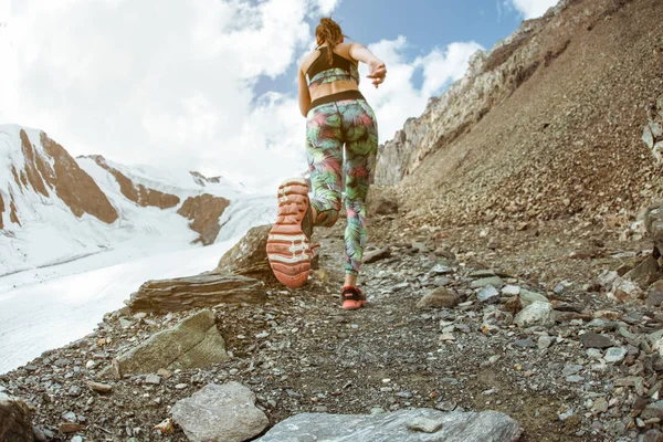 dağ tepe üzerinde çalışan genç kadın runner