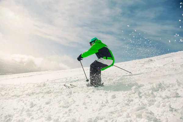 Snelheid skiër in Bergen — Stockfoto