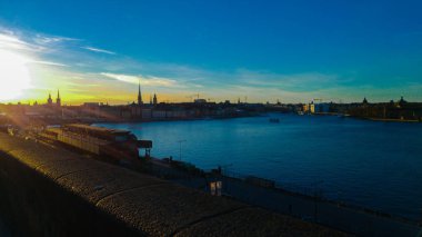 Nehrin üzerinde gün batımı