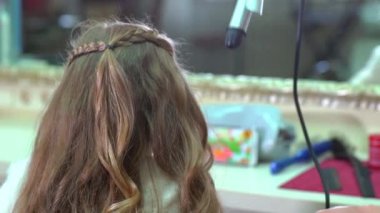 Kuaför saç stil kız çocuk kapalı salonda yapar.