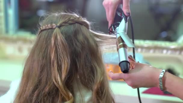 Peluquería hace que el estilo de pelo niña niño en el interior del salón . — Vídeo de stock