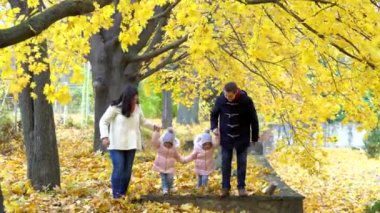 Mutlu bir aile sonbaharda sokakta parkta yürüyorduk. Pare