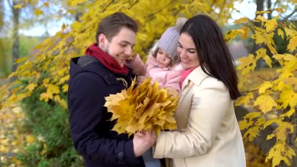 Feliz familia caminando en el parque en otoño. Padres y dos hijos — Vídeos de Stock