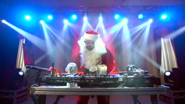 DJ Santa Claus mezclando algún evento de Navidad . — Vídeos de Stock