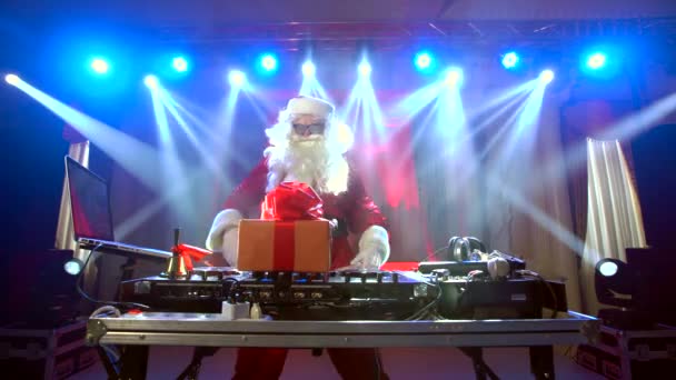 DJ Santa Claus blanda upp någon jul-händelse. — Stockvideo