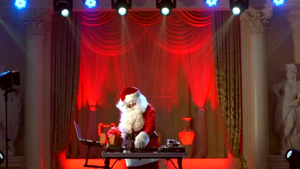 DJ Santa Claus namíchat nějaké vánoční akce. — Stock video