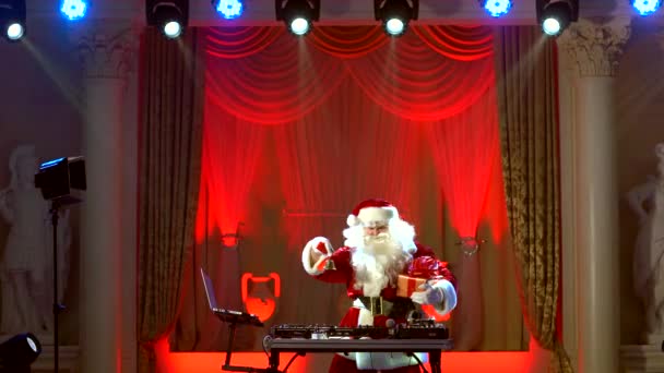 Mikołaj DJ mieszanie się jakieś wydarzenie Bożego Narodzenia. — Wideo stockowe