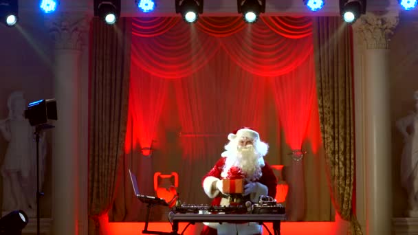 DJ Санта Клаус смешивает некоторые рождественские события . — стоковое видео