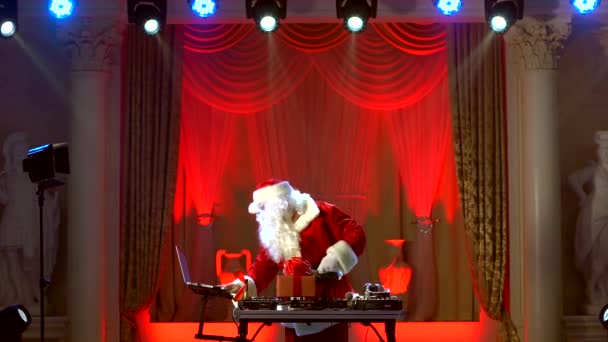 DJ Santa Claus blanda upp någon jul-händelse. — Stockvideo