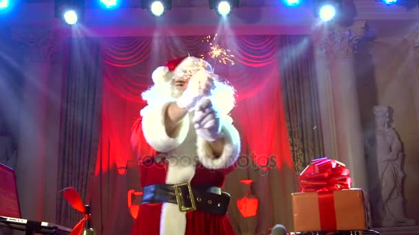 DJ Santa Claus mengen tot een kerst-event. — Stockvideo
