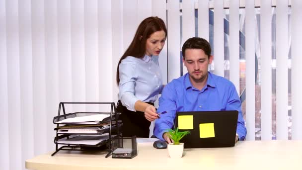 El equipo de negocios se comunica con el portátil en las manos . — Vídeo de stock
