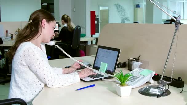 Jonge zakenvrouw werkt op kantoor op de computer. — Stockvideo