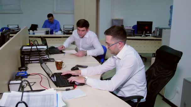 Deux hommes d'affaires travaillant dans un bureau à un ordinateur de bureau . — Video