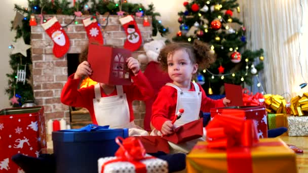 Kapaklar Claus Santa kat WIT Tarih oturan iki küçük kız — Stok video
