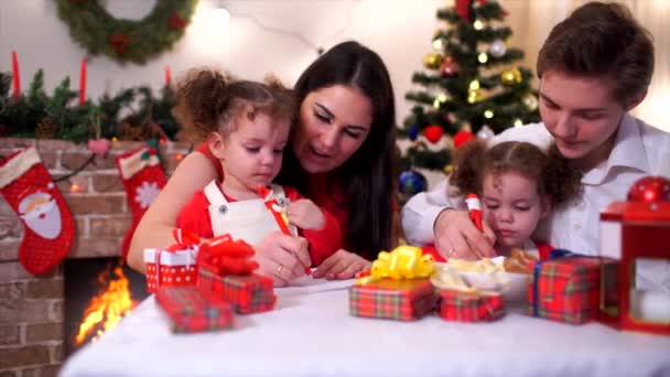 Gelukkige familie in kerst kerstboom aankleden. — Stockvideo