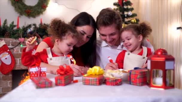 Gelukkige familie in kerst kerstboom aankleden. — Stockvideo