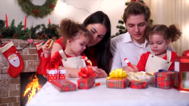 Família feliz no vestido de Natal até árvore de Natal . — Vídeo de Stock