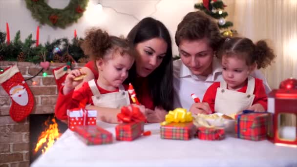 Gelukkige familie in kerst kerstboom aankleden. — Stockvideo