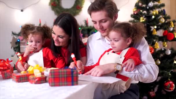 Família feliz no vestido de Natal até árvore de Natal . — Vídeo de Stock