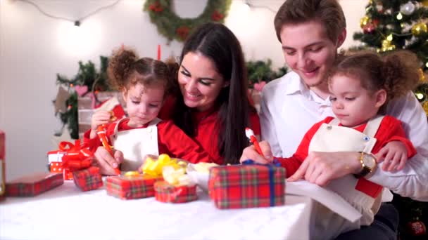 Ευτυχισμένη οικογένεια σε Χριστούγεννα — Αρχείο Βίντεο