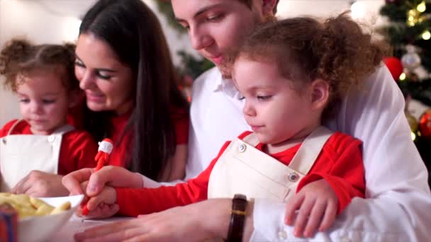 Ευτυχισμένη οικογένεια σε Χριστούγεννα — Αρχείο Βίντεο