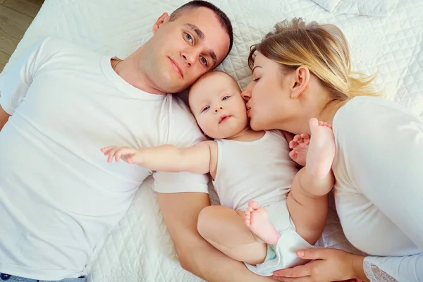 Mutlu bir aile. Anne, baba ve oğul — Stok fotoğraf