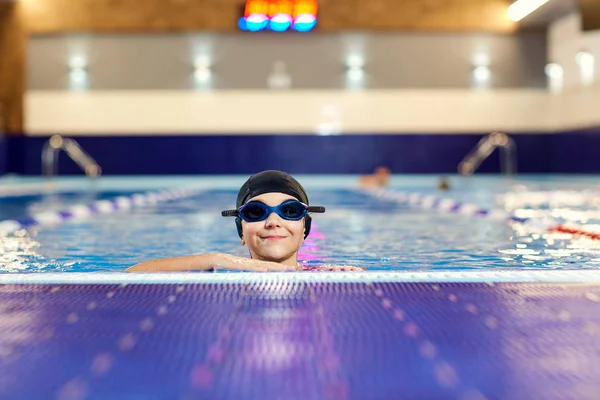 Meisje kind zwemmer in een rood badpak op achtergrond — Stockfoto