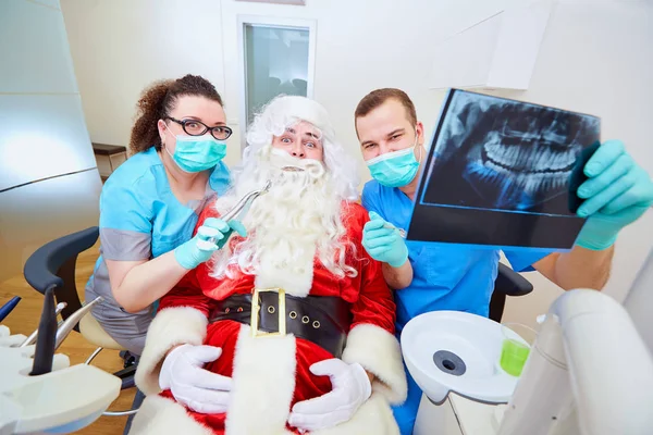 Забавная концепция Санта-Клауса в офисе дантистов на Кристме — стоковое фото