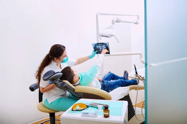 Doktor diş hekimi ve çocuğunu bir x-r izlerken ofisimizde — Stok fotoğraf