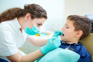 Maske kadında diş hekimi diş genç çocuklar çalışma davranır. Stomatol