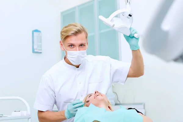 Dentysta na pracy z pacjentem kliniki stomatologiczne jego biura. — Zdjęcie stockowe