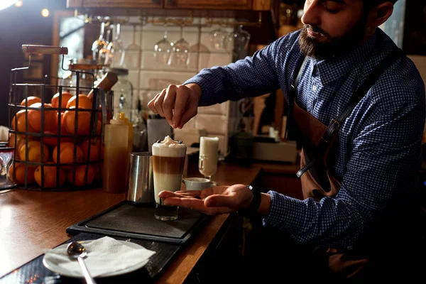 Бармен-бариста в форме делает кофе, коктейли — стоковое фото