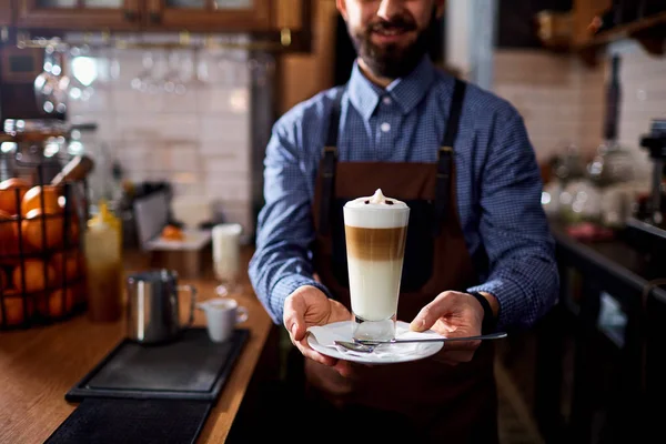 Barman barista in uniform making coffee tea, cocktails — Stock Photo, Image