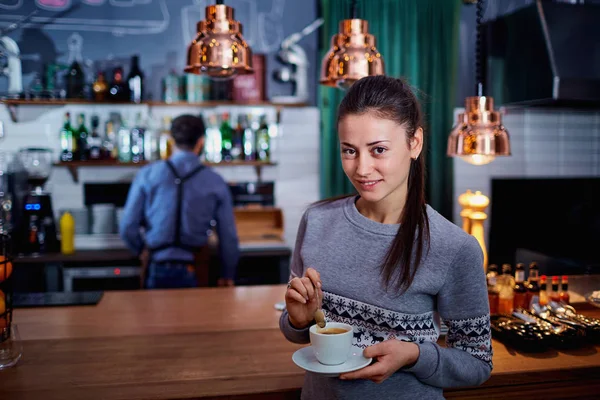 Beautiful girl in  sweater with a cup of cappuccino coffee tea h — Stock Photo, Image