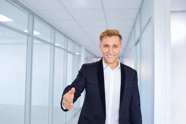 Affärsman håller ut sin hand blond. Konceptet med partnerskap — Stockfoto