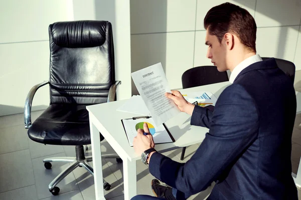 Le concept de signature du contrat. Homme d'affaires avec stylo à han — Photo