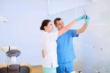 Röntgen Office bakarak iki doktor diş hekimi